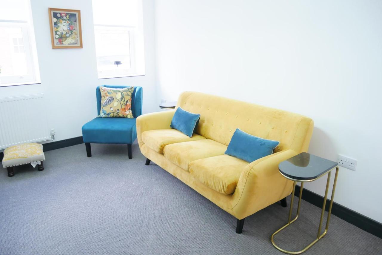One Bedroom Luxury Ground Floor Apartment With Parking In Heart Holt Holt  Exterior foto