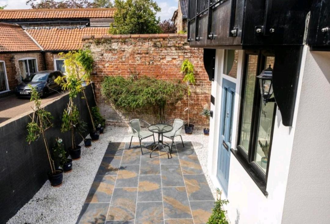 One Bedroom Luxury Ground Floor Apartment With Parking In Heart Holt Holt  Exterior foto